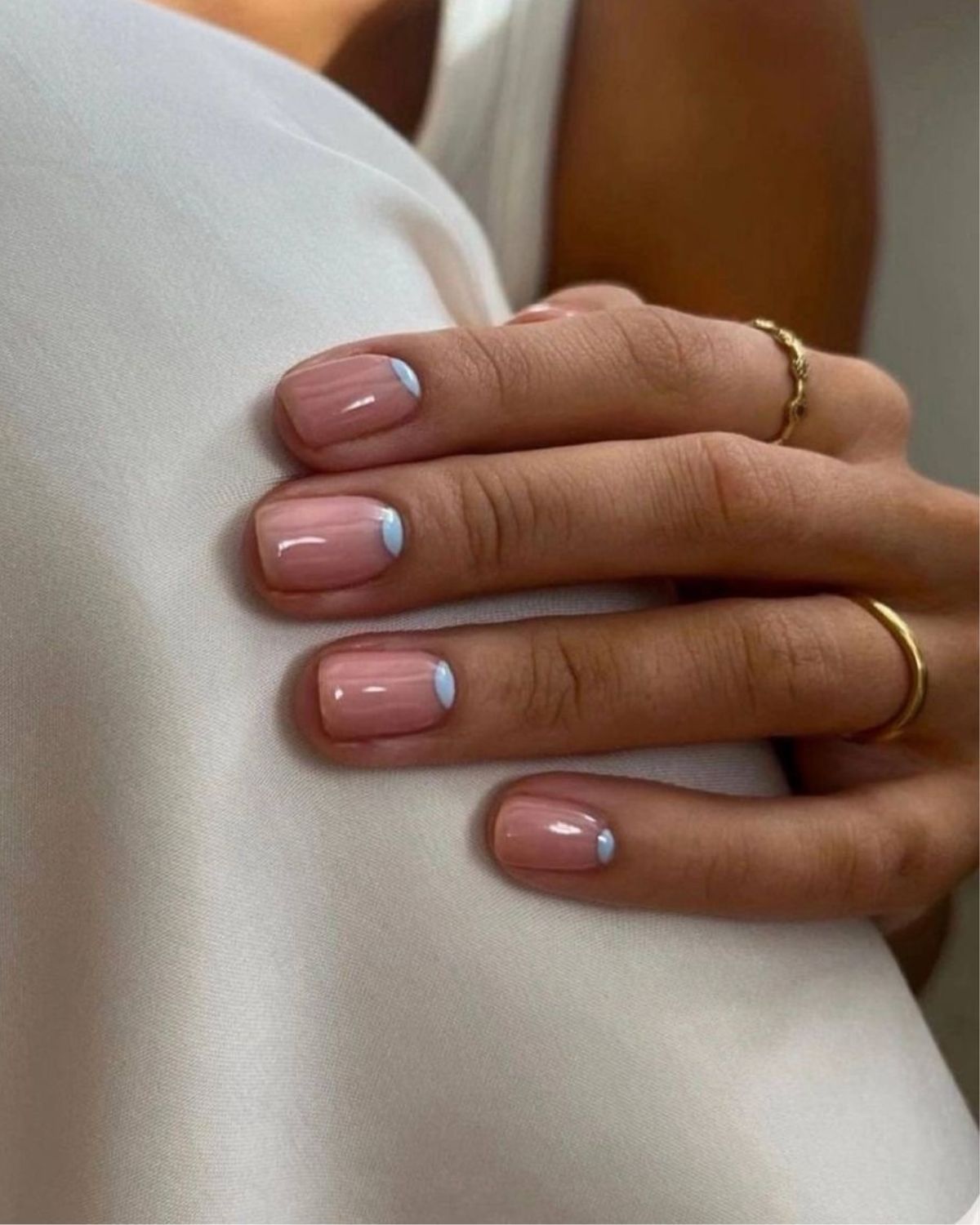 Te manicure podbijają maj. Najlepsze wzory paznokci na majówkę 2026 robią furorę