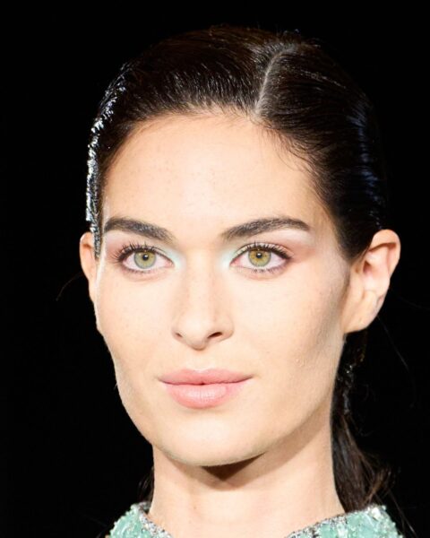 Niebieskie powieki na wiosnę 2026 – powrót makijażu naszych mam w nowej odsłonie