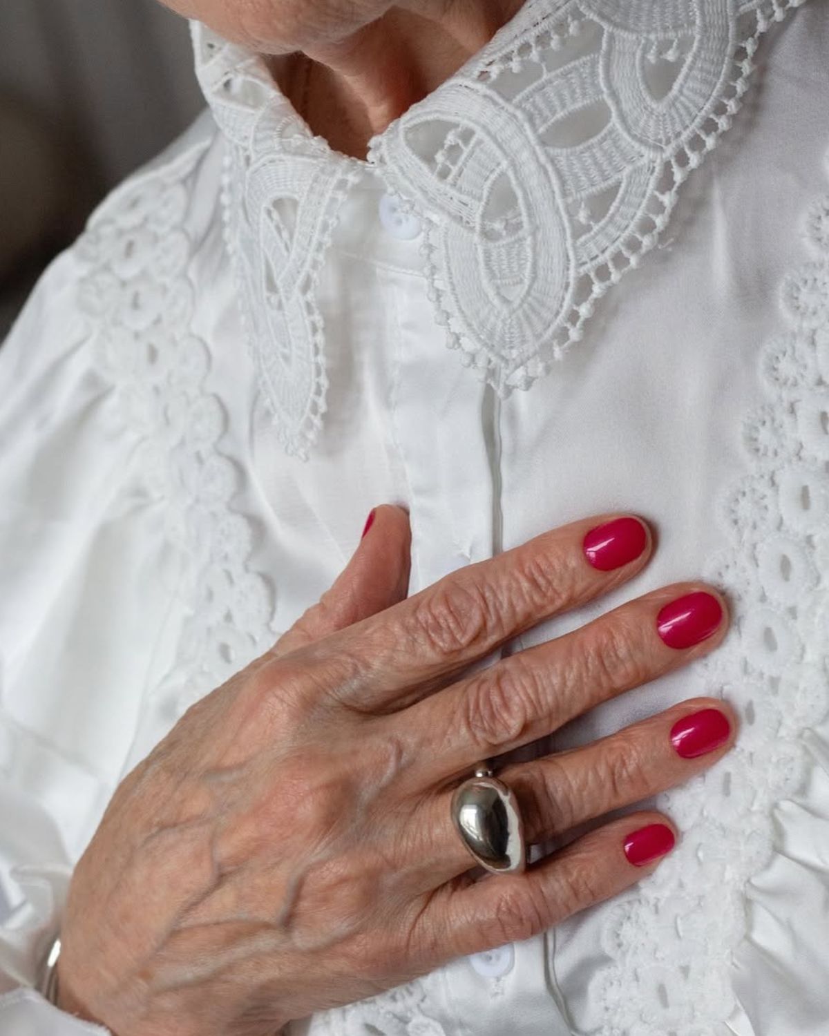 Ten manicure odejmuje lat – paznokcie na komunię 2026 dla babci z klasą