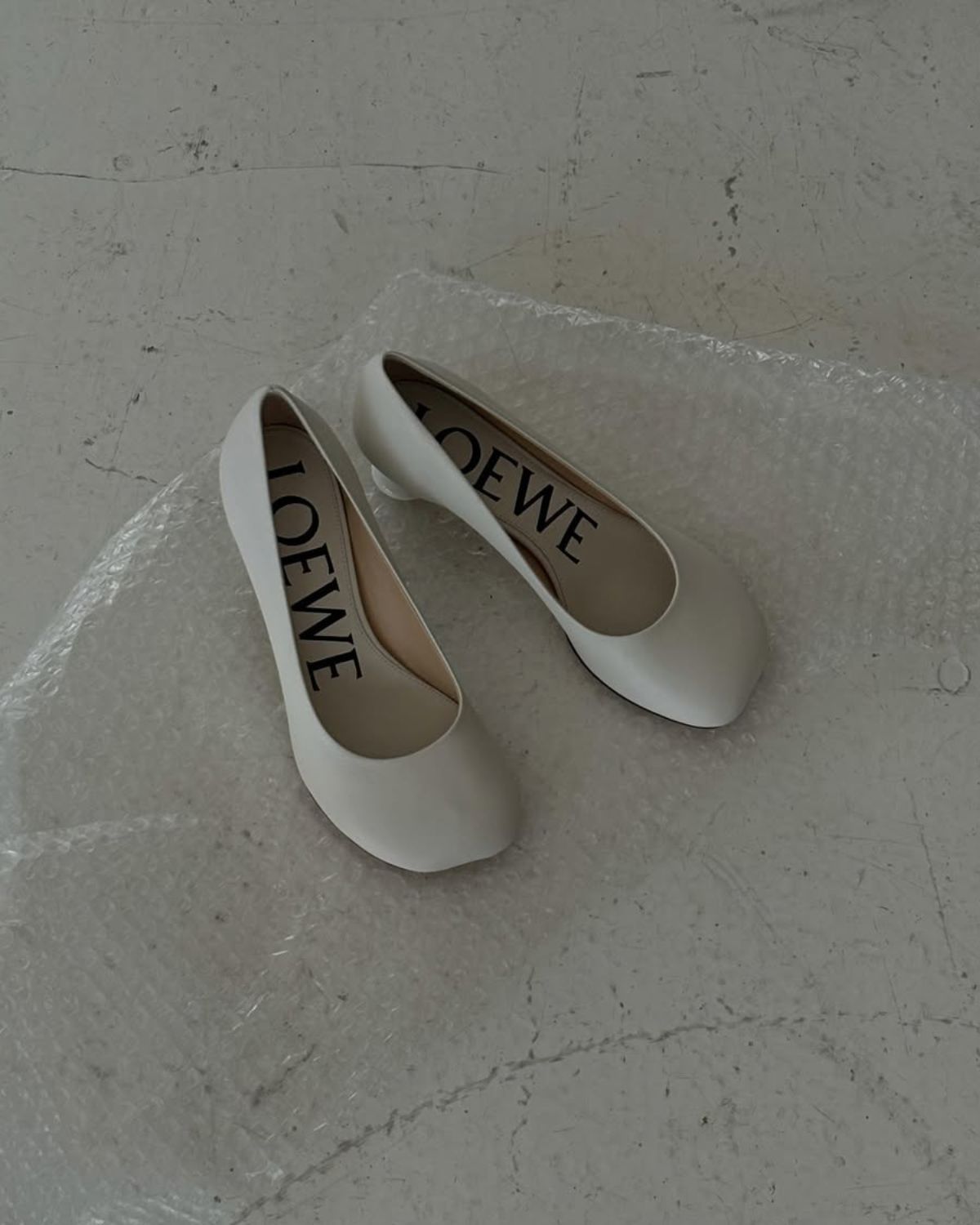 Płaskie buty na wesele 2026 wypierają klasyczne szpilki. Jak dobrać je do weselnej kreacji?