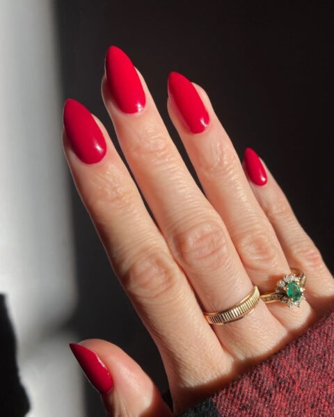 Wszyscy porzucają nude. Pomidorowe paznokcie to najmodniejszy manicure wiosny 2026