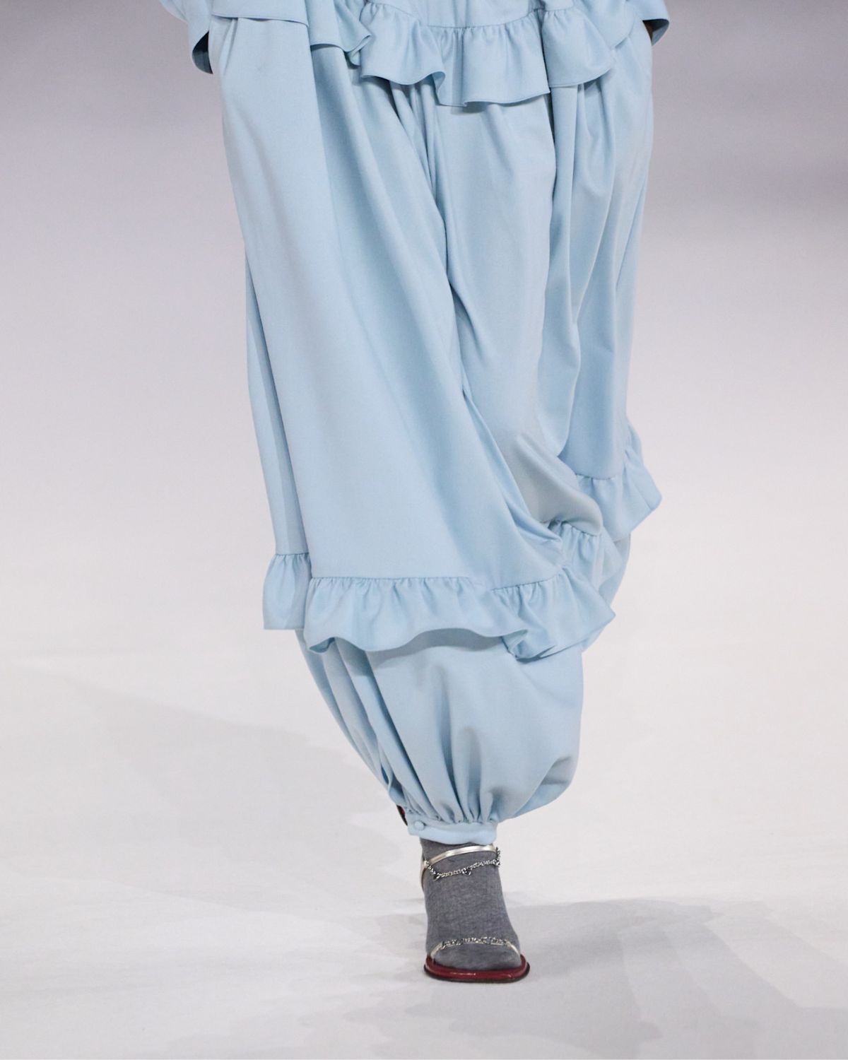 To jest hit wiosny: spodnie bombacho. Jak nosić ten model w 2026 roku z wyczuciem i klasą?