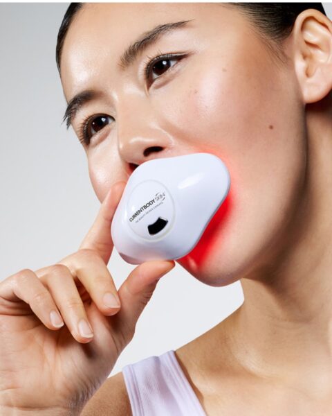 Terapia czerwonym światłem na usta – LED zamiast wypełniaczy? Jak działa i jakie daje efekty?