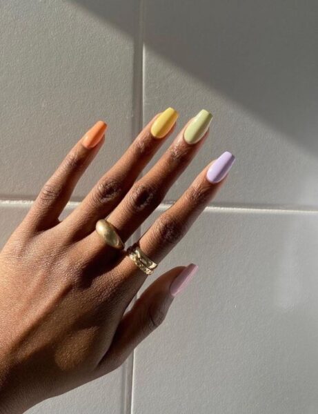 Poczuj lato wcześniej – tęczowy manicure 2026 łączy kolor z prawdziwą elegancją