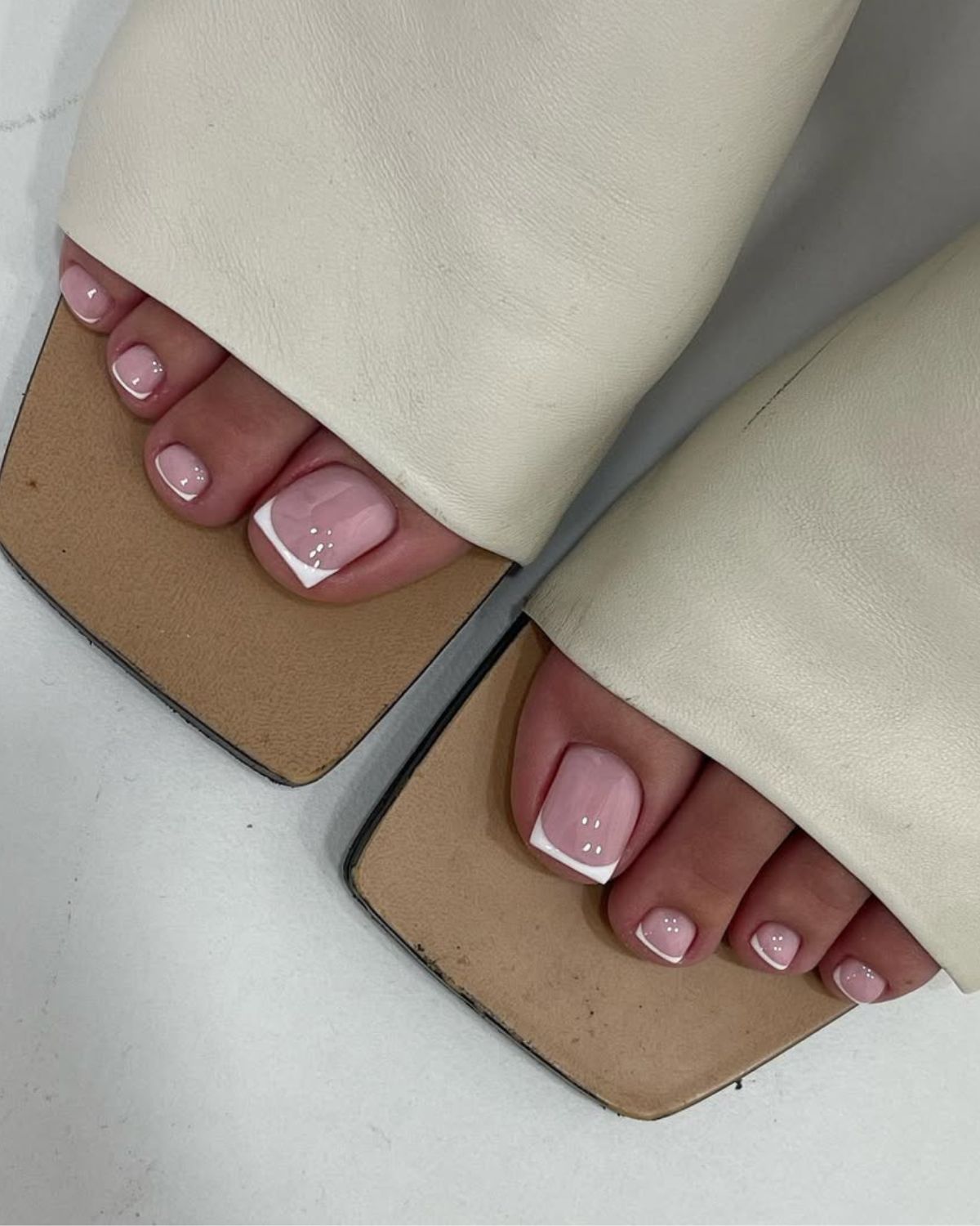 French pedicure na wiosnę 2026 wygląda zupełnie inaczej. Mniej bieli i nude, ale co w zamian?