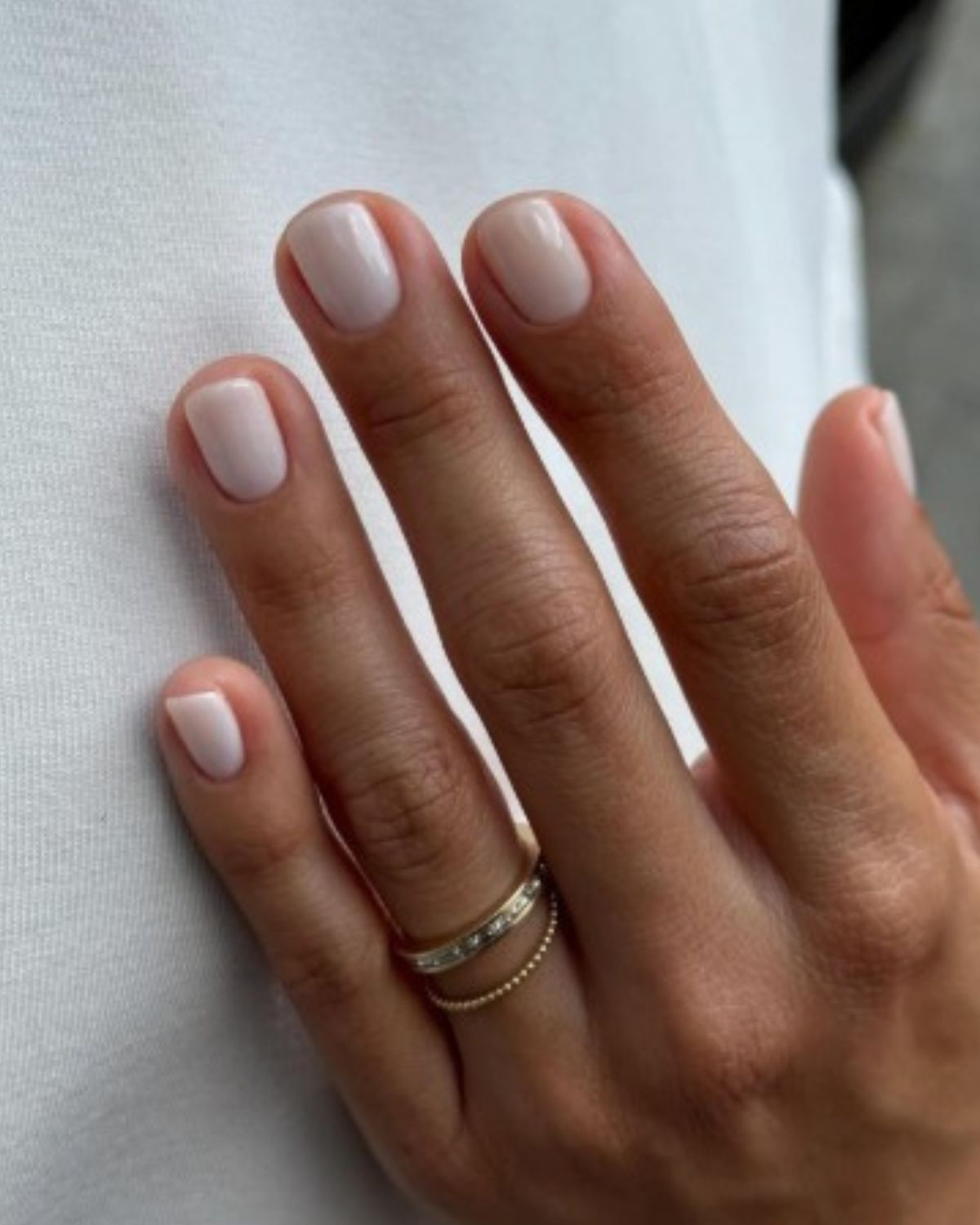 Manicure w stylu babci to największy trend 2026. Granny nails chcą nosić modne elegantki