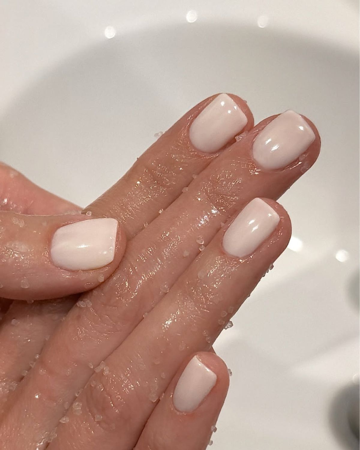 Najczęstsze błędy przy domowym manicure, które sprawiają, że hybryda wygląda źle już po kilku dniach