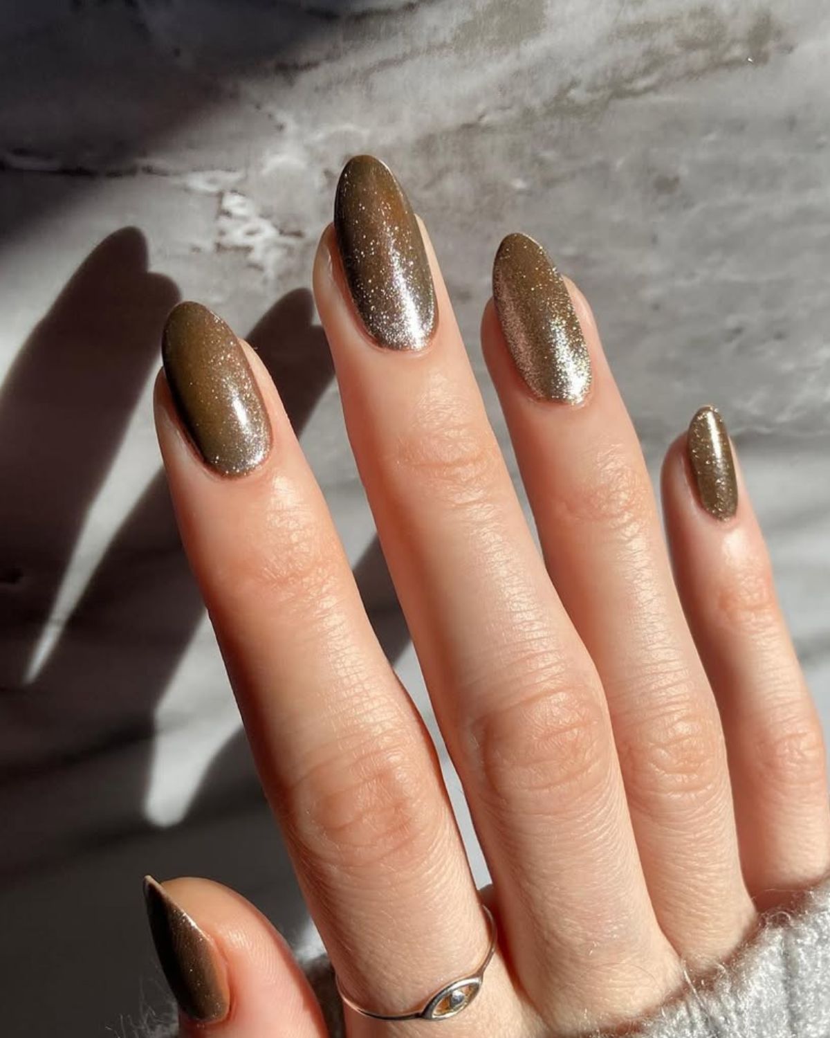 Wszyscy patrzą już na paznokcie coca-cola. Bardzo modny manicure optycznie wysmukla dłonie