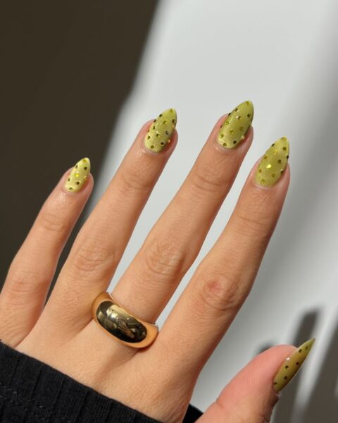 Szparagowe paznokcie – manicure inspirowany sezonem, który wygląda świeżo, luksusowo i wyjątkowo nowocześnie