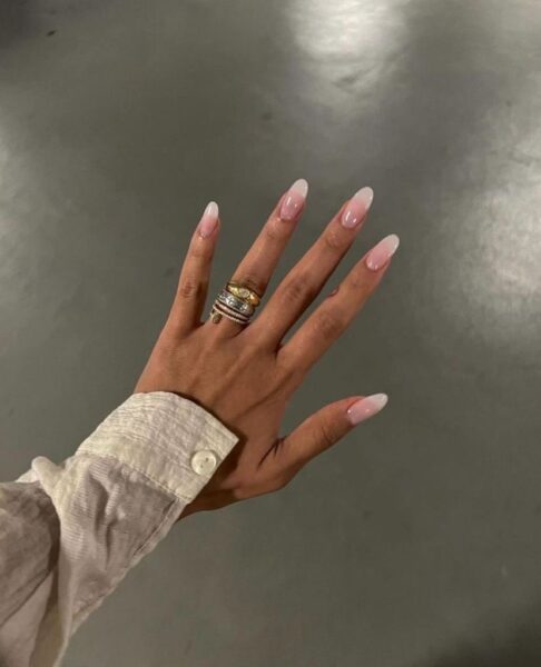 Te paznokcie wybierają minimalistki i królowe elegancji. Oto “Invisible” French Manicure