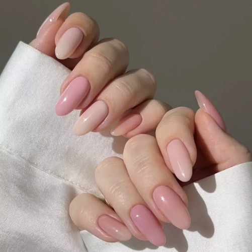 To nie jest zwykły różowy. Strawberry Milk Manicure podbija trendy na lato 2026