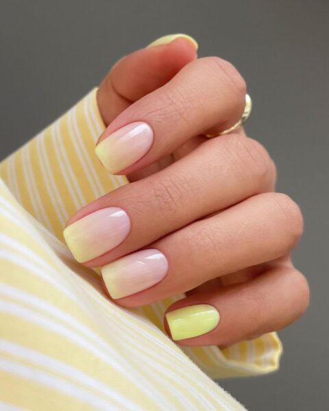 Ten manicure rozświetla dłonie. Cytrynowe paznokcie na lato 2026 to strzał w dziesiątkę