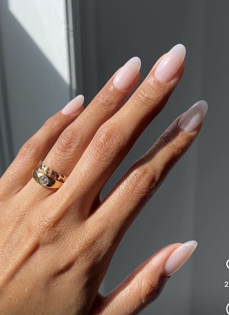 Ani ombre, ani french. Ten manicure robi teraz furorę wśród kobiet z klasą
