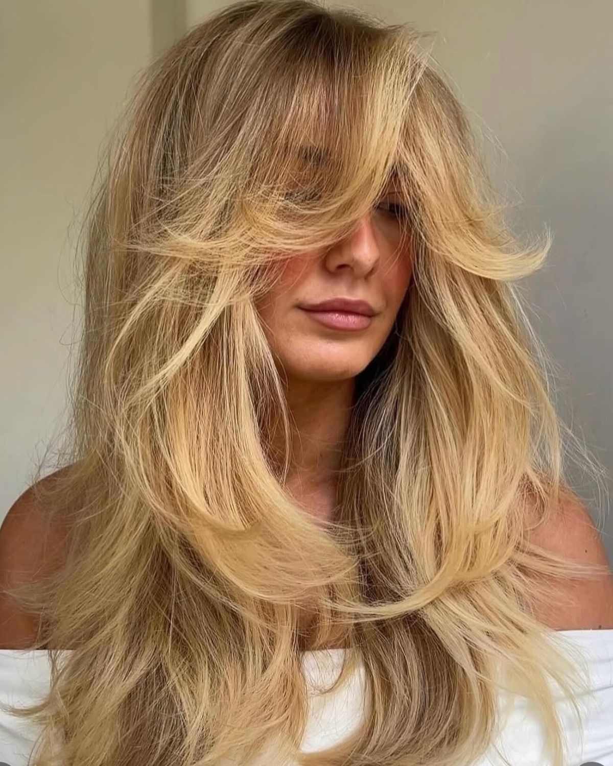 Golden hour hair – ten złocisty kolor rozświetla twarz. Komu pasuje?