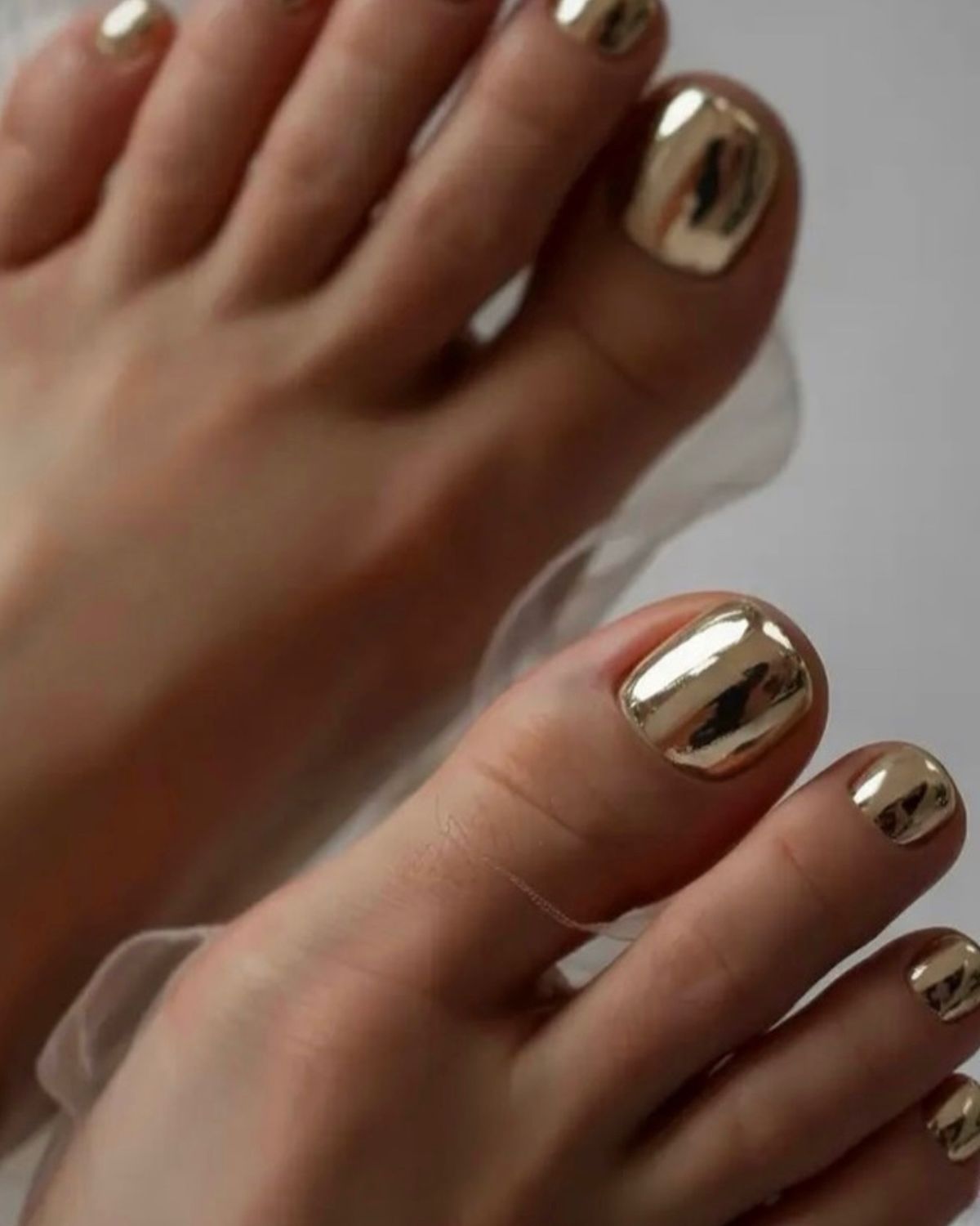 Jaki pedicure dla Lwa? Wybór stylizacji od razu odzwierciedla jego charakter