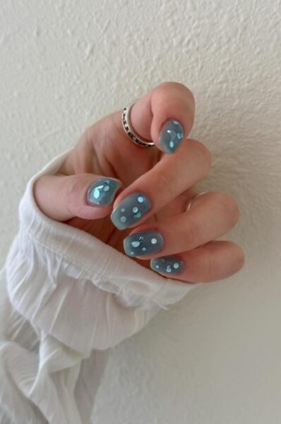 Cekiny, ale nie takie jak myślisz. Ten manicure redefiniuje elegancję latem 2026
