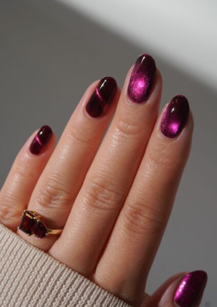 Paznokcie otulone kosmicznym światłem. Wyrafinowany manicure Extra Celestial właśnie zdominował trendy