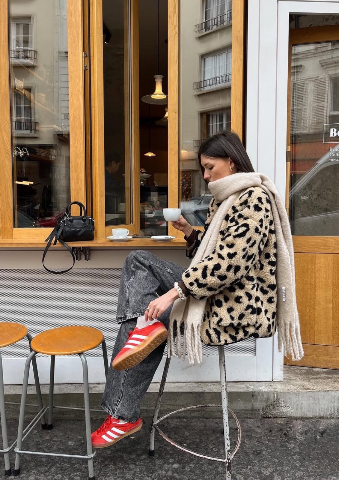 Żegnamy białe sneakersy. It-girls wybrały swój nowy ulubiony odcień na jesień 2026