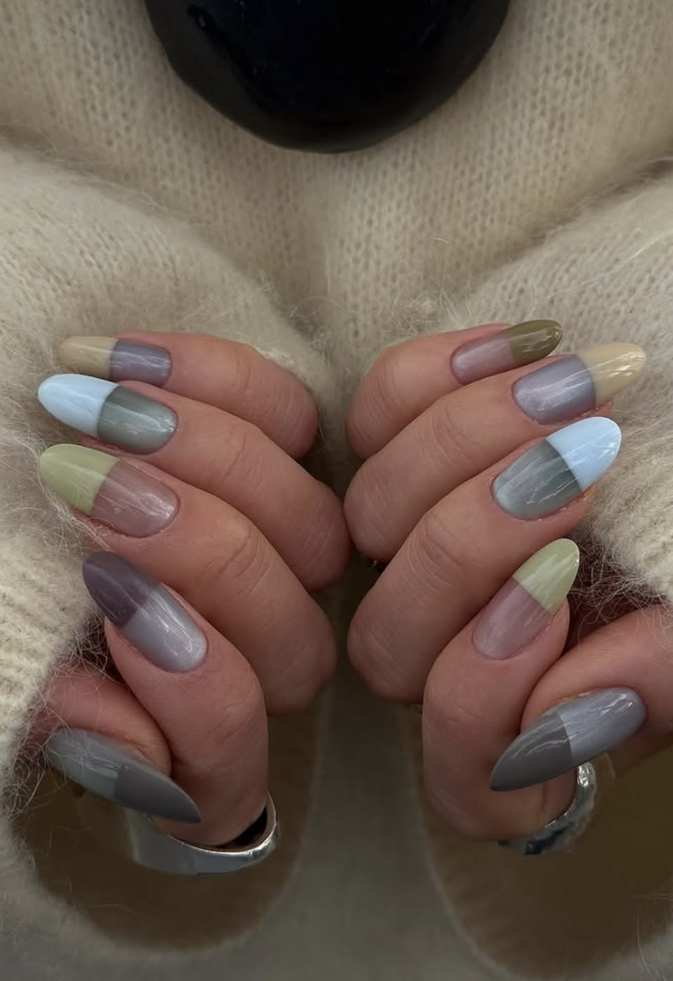 Nie jest klasyczny, ale wygląda szykownie. Ten manicure jest hitem końcówki lata 2026