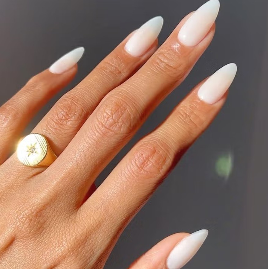 To nie kolejny biały manicure. Zobacz, co latem 2026 wybierają minimalistki
