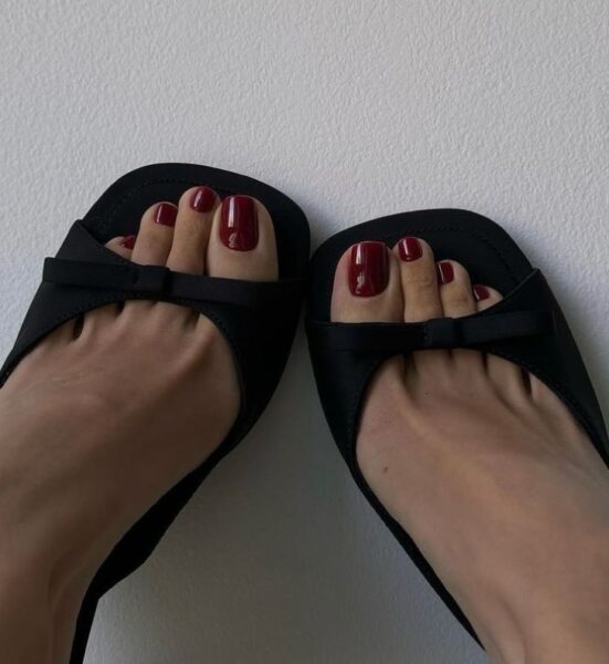 Pedicure na drugą połowę sierpnia 2026. O tych inspiracjach mówią wszystkie stylistki paznokci