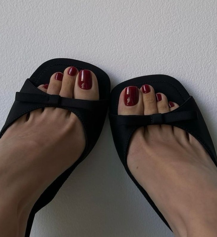 Pedicure na drugą połowę sierpnia 2026. O tych inspiracjach mówią wszystkie stylistki paznokci
