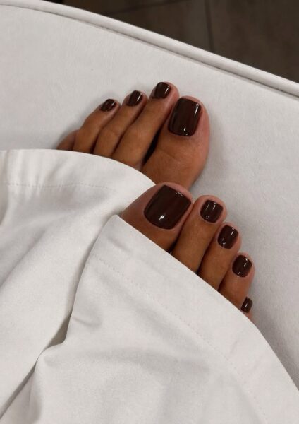Pedicure na drugą połowę września. 7 wyrafinowanych odcieni w duchu dyskretnej elegancji
