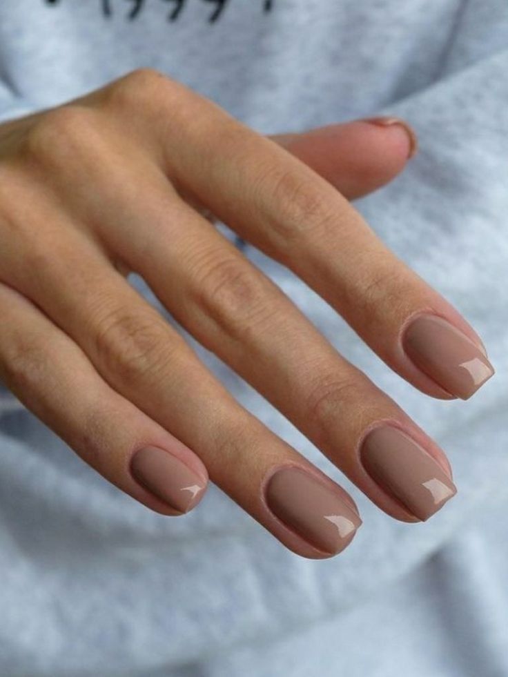 Jeden odcień brązu robi dużo zamieszania. Jesienią 2026 minimalistki pokochają ten manicure