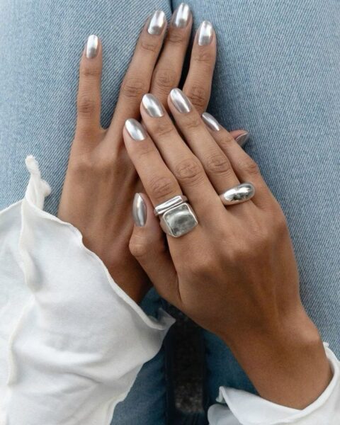 Manicure jak biżuteria. 6 jesiennych trendów, które zamieniają dłonie w prawdziwą ozdobę