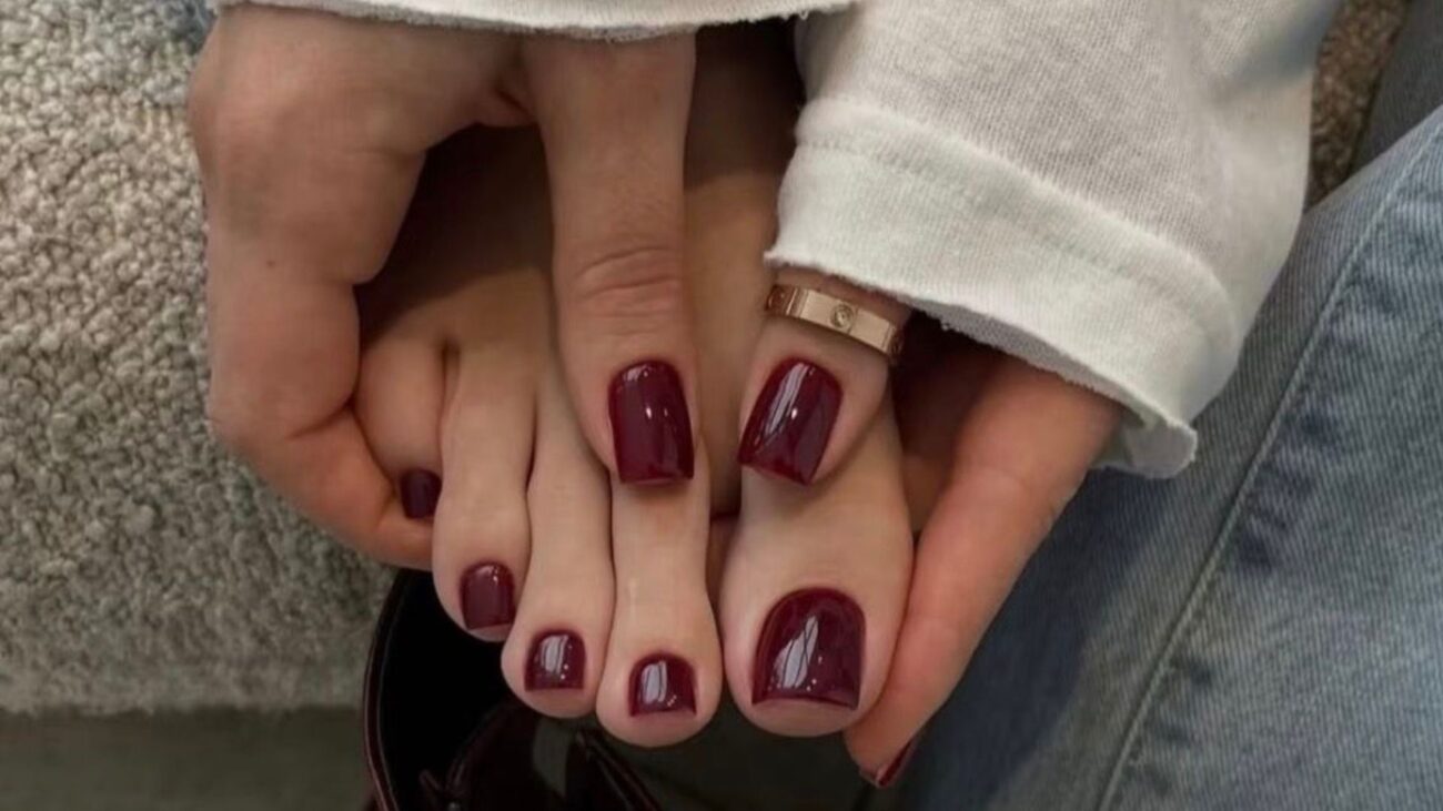 Bordo może poczekać. Ten pedicure będzie modny na początku września 2026