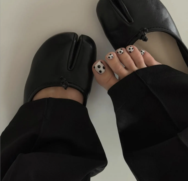 Zapomnij o wakacyjnym pedicure. Te kolory pasują do pierwszych dni jesieni