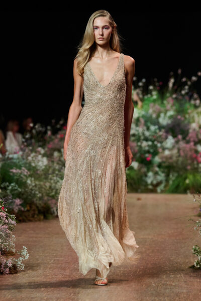 modelka na wybiegu w długiej złotej sukni Elie Saab