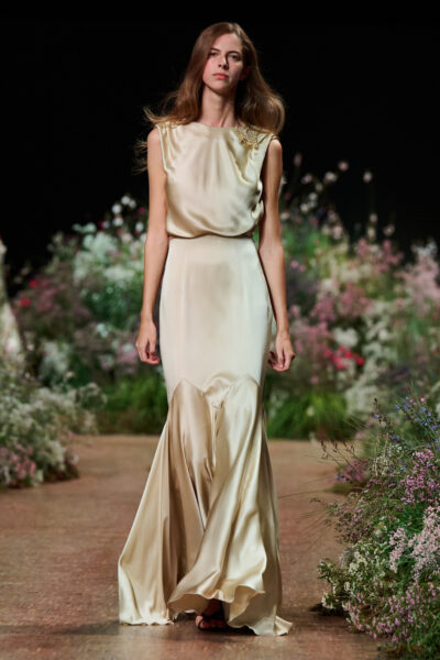 modelka na wybiegu w długiej złotej sukni Elie Saab
