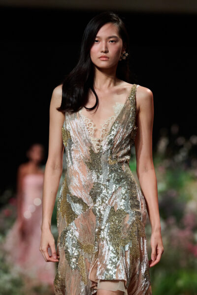 modelka na wybiegu w złotej sukni Elie Saab