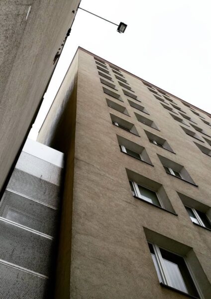 Warszawa skrywa architektoniczną perełkę. Ten dom jest węższy niż niejedna szafa