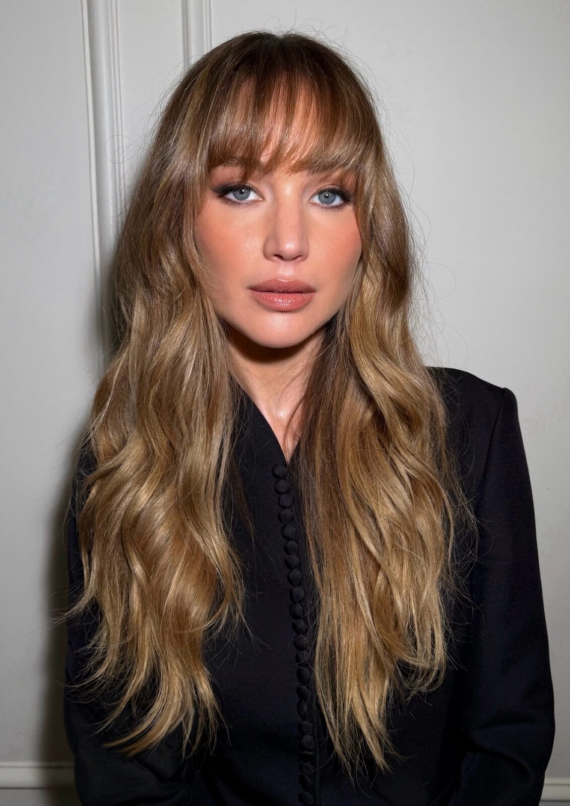 Nie jest ani klasyczną grzywką, ani curtain bangs. Wersję butterfly pokochała Jennifer Lawrence