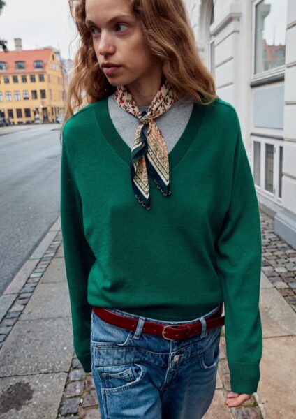 Jesień ledwo się zaczęła, a te swetry kupisz już na promocji. Genialne modele z Zary, Mango i H&M