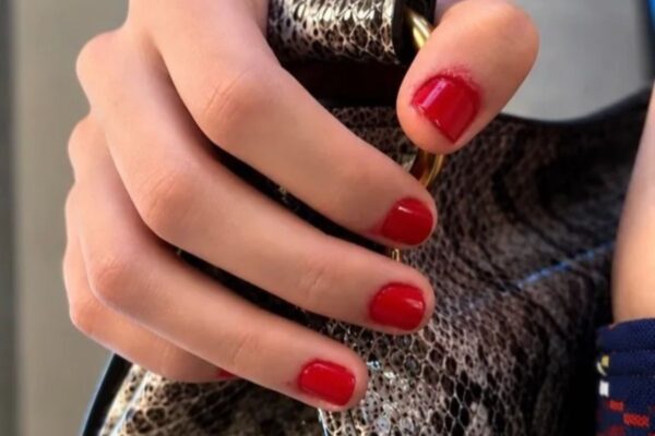 Niechlujny manicure Miu Miu to trend czy deklaracja? O tych paznokciach mówią wszyscy